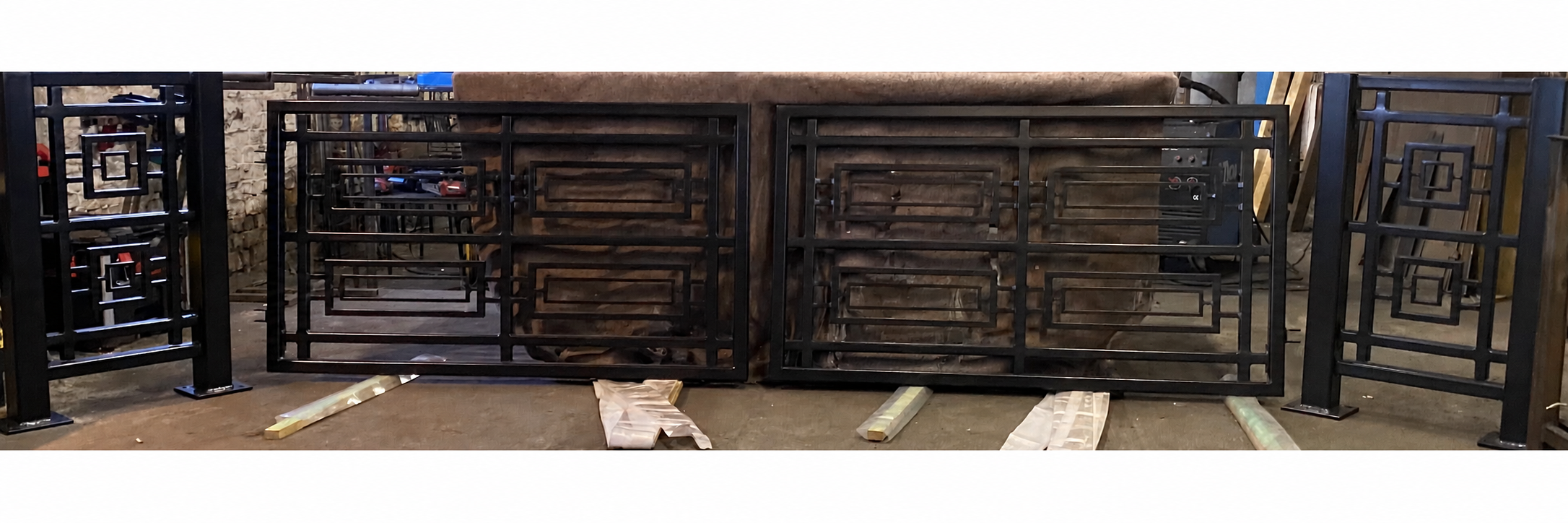 Ensemble de la barrière art déco et de ses panneaux latéraux en atelier