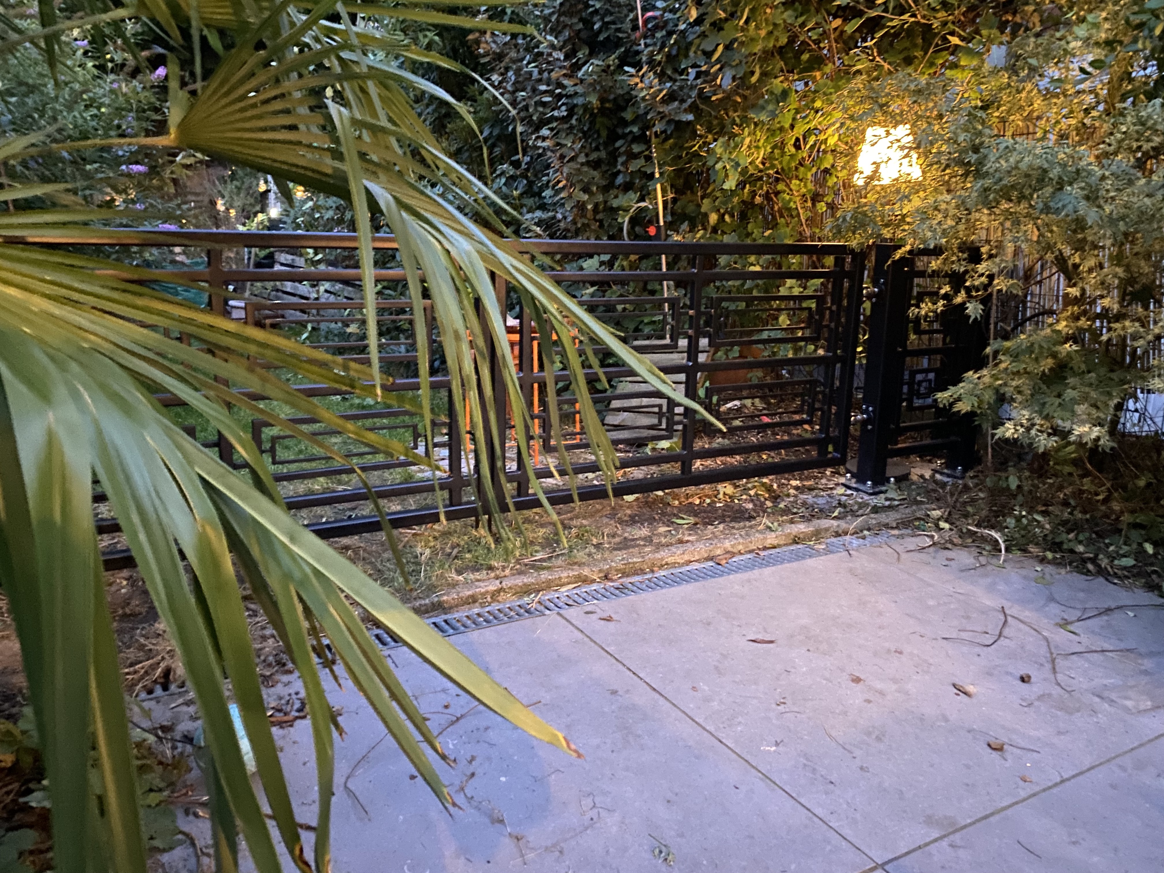 Barrière art déco en acier à deux vantaux dans un jardin