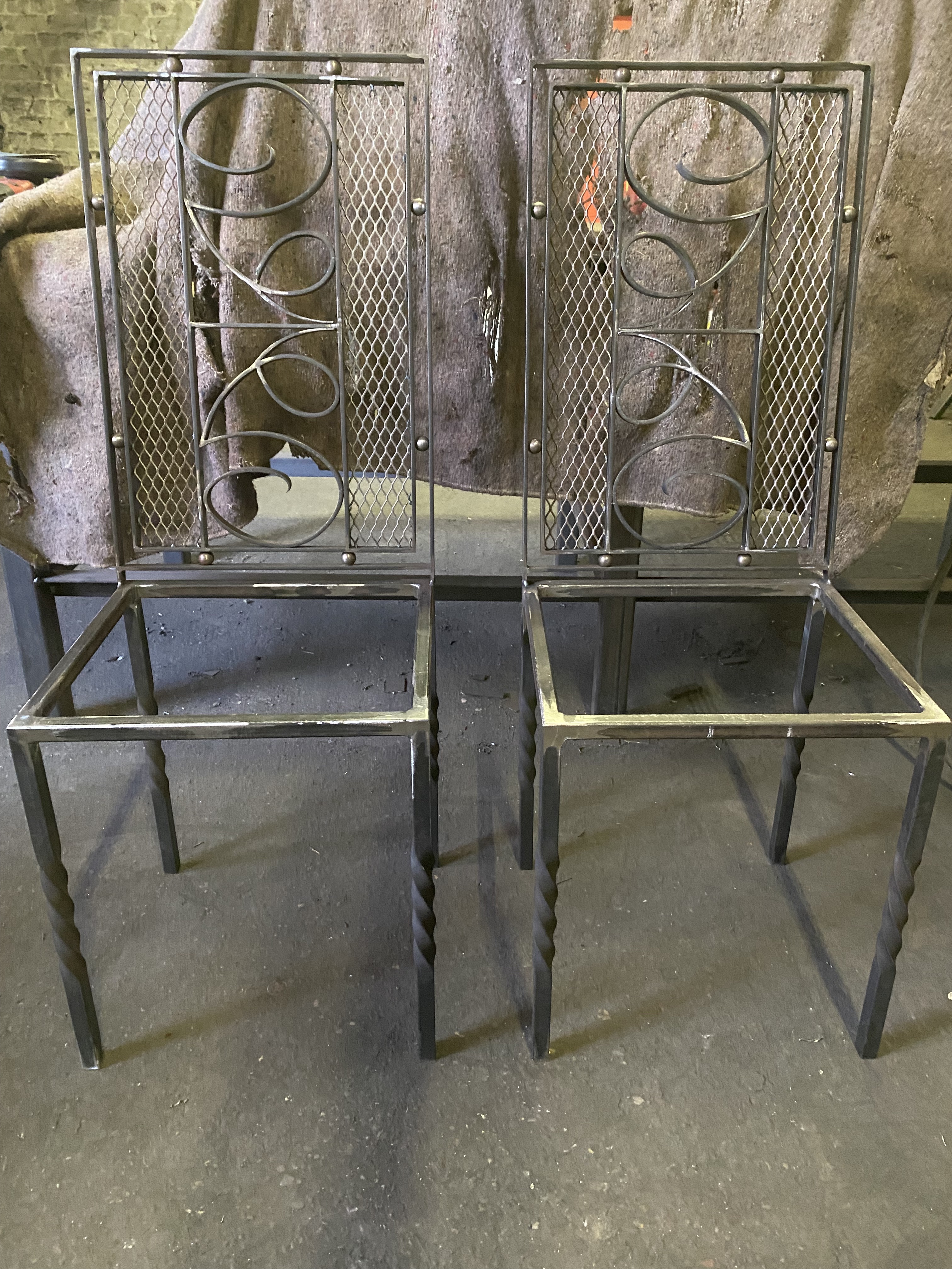 Deux chaises en fabrication avec dossiers à volutes et pieds torsadés