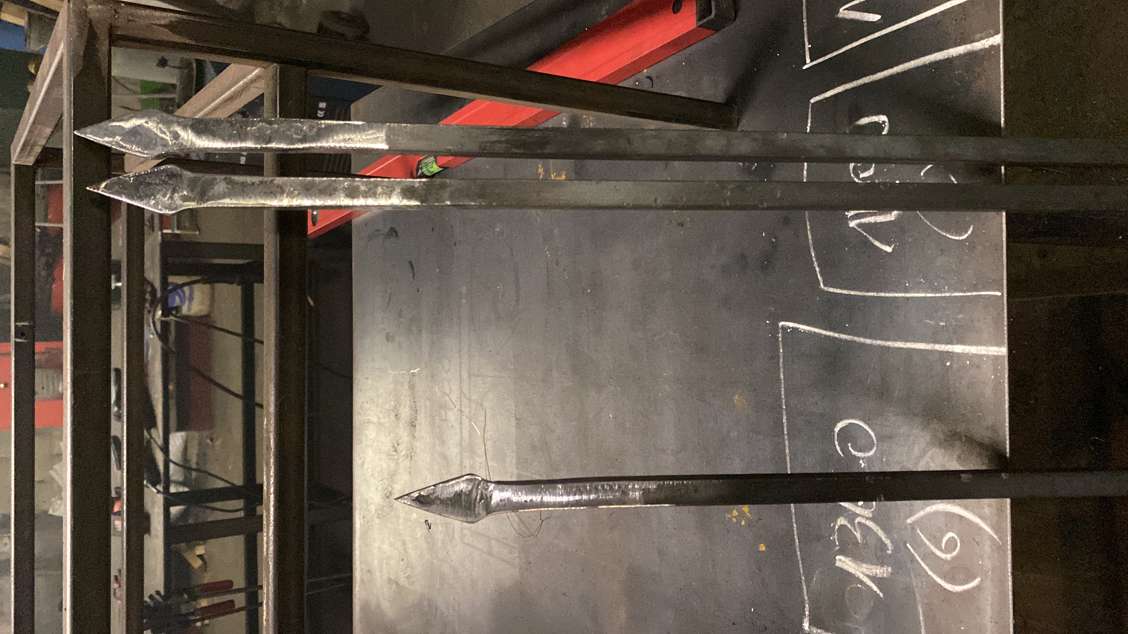 Trois exemples de pointes de flèches forgées aux extrémités de barres en acier