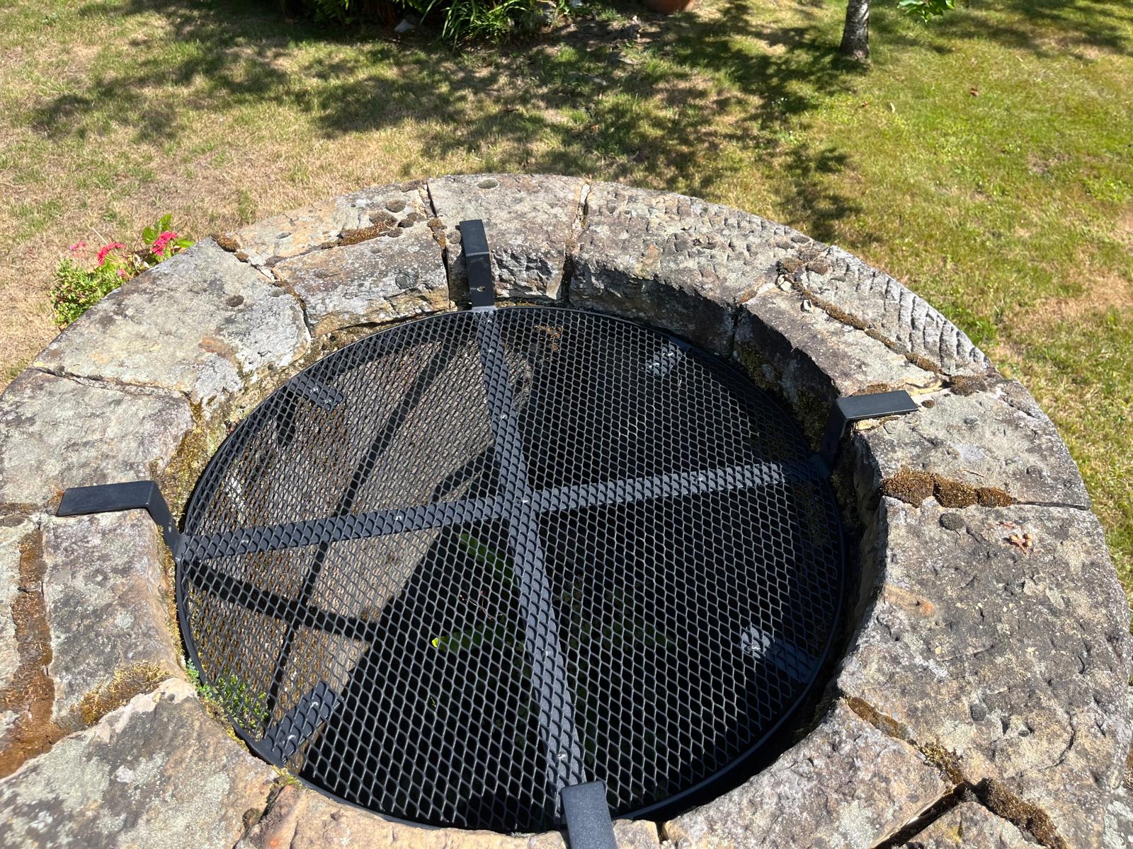 Cadre circulaire, métal déployé et renforts de la grille de puits