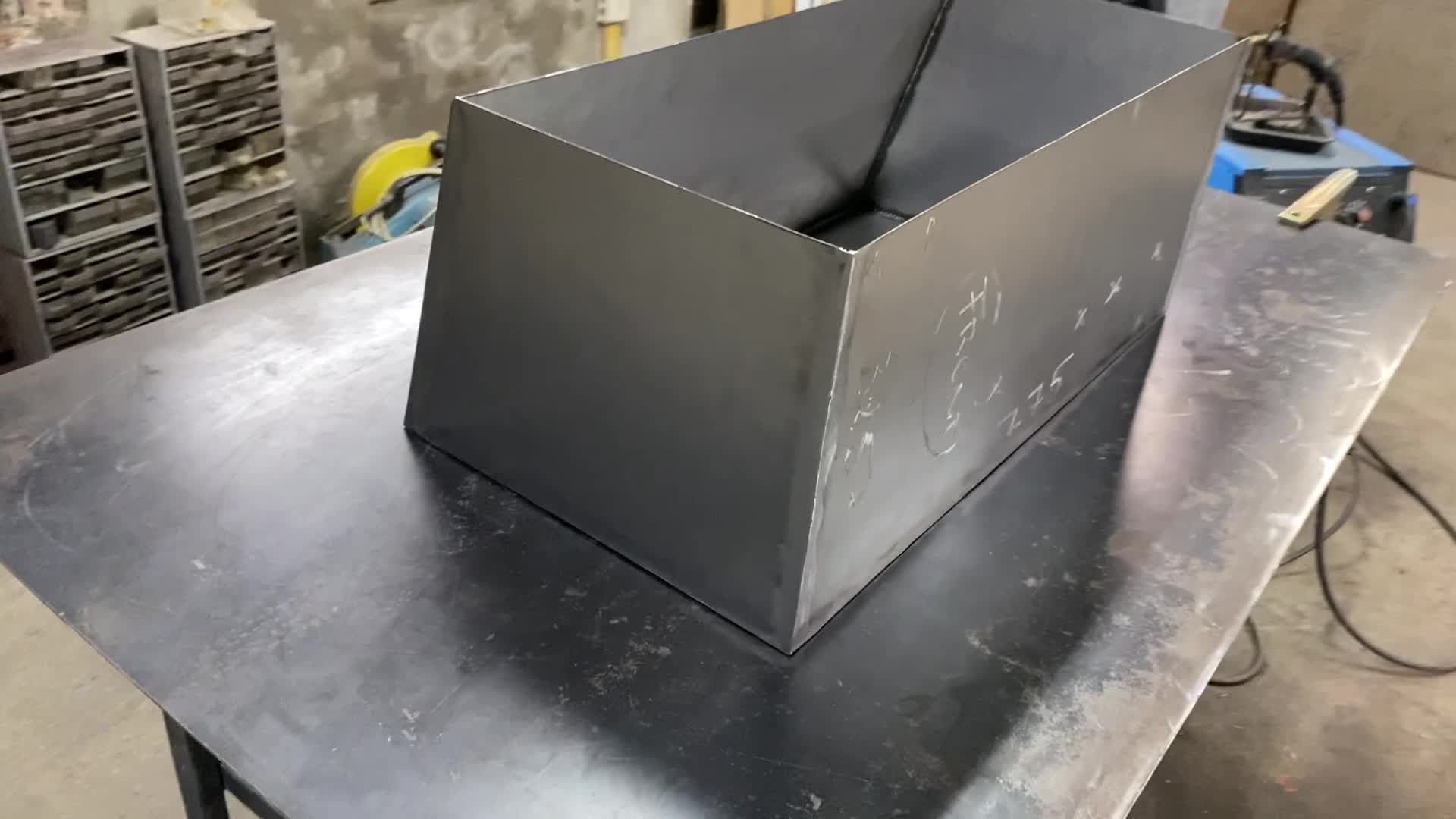 Boîte métallique en fabrication montrant son profil trapézoïdal