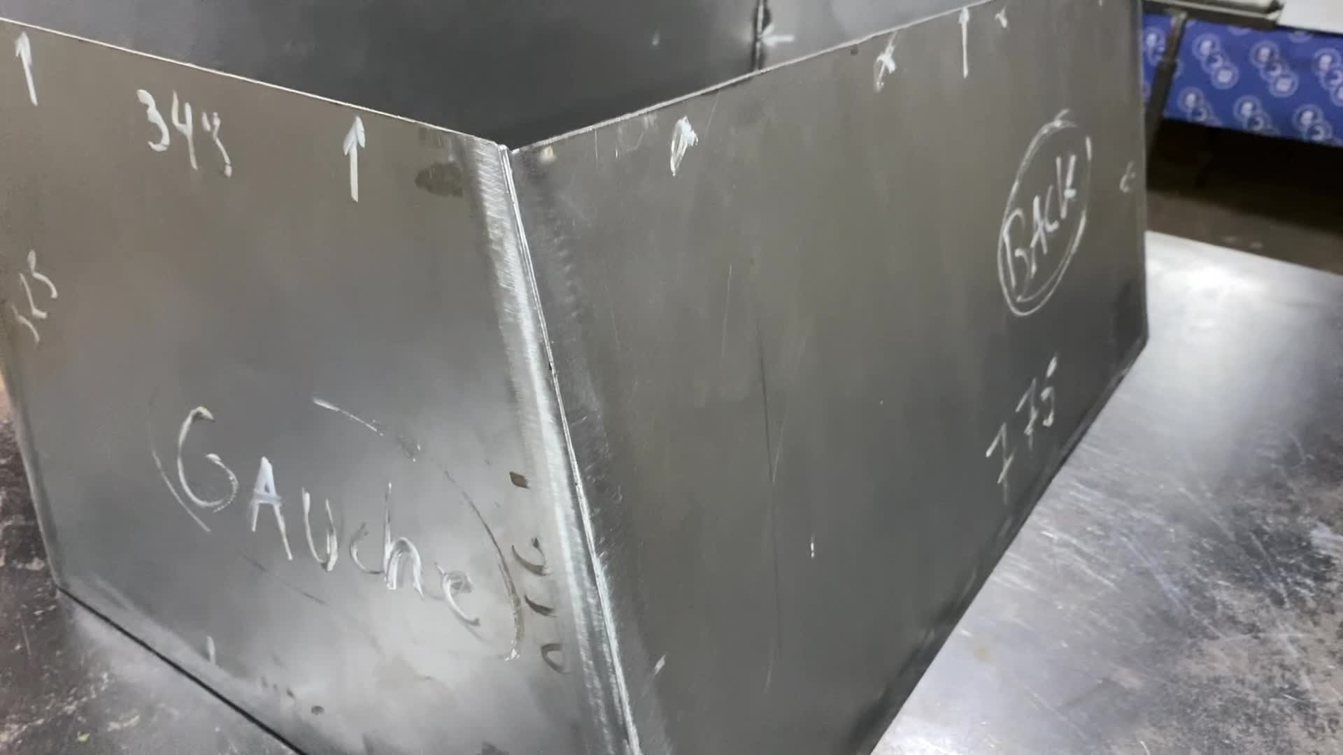 Angle et assemblage de la boîte métallique en cours de fabrication