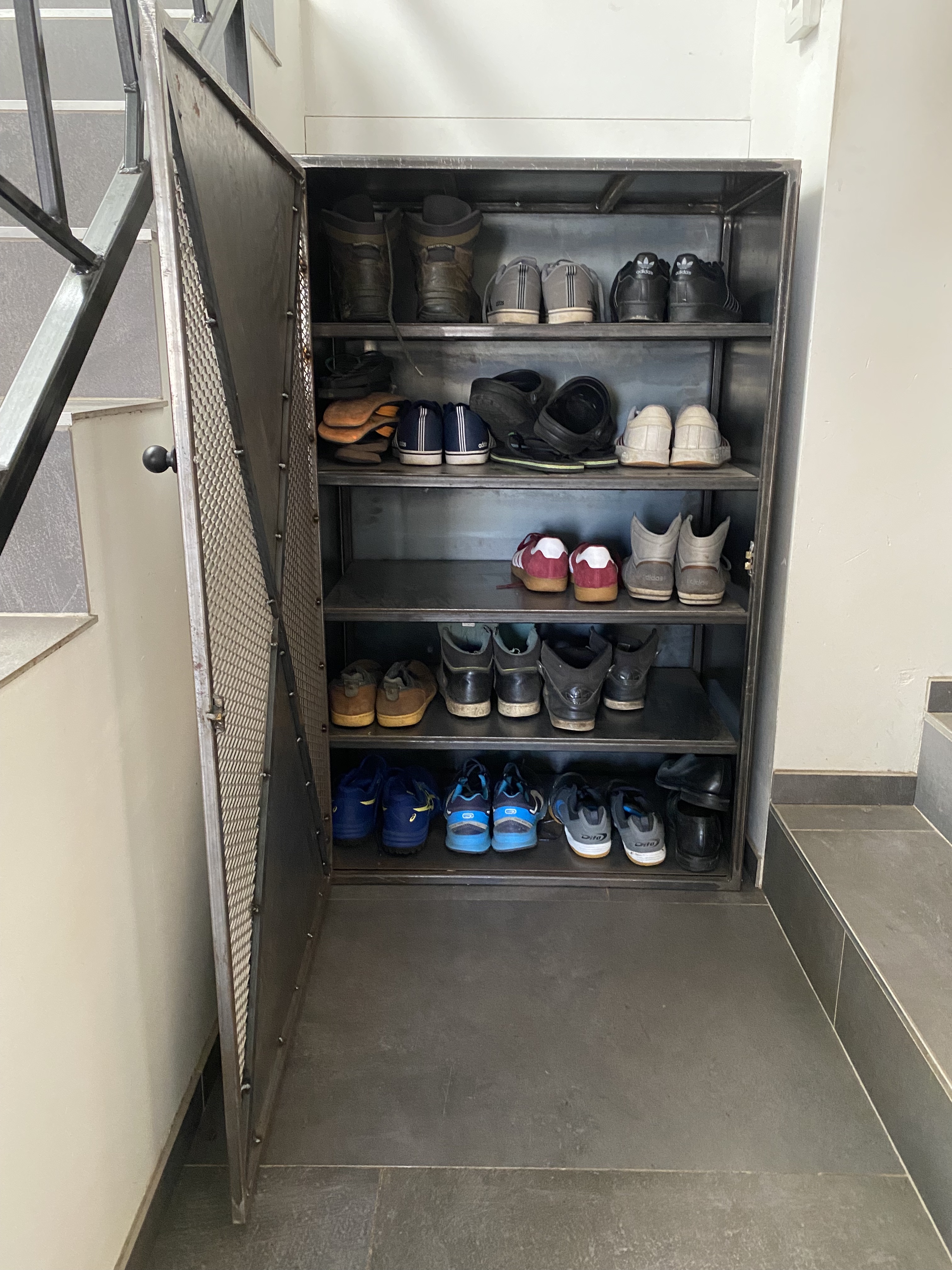 Meuble à chaussures ouvert montrant ses étagères de rangement