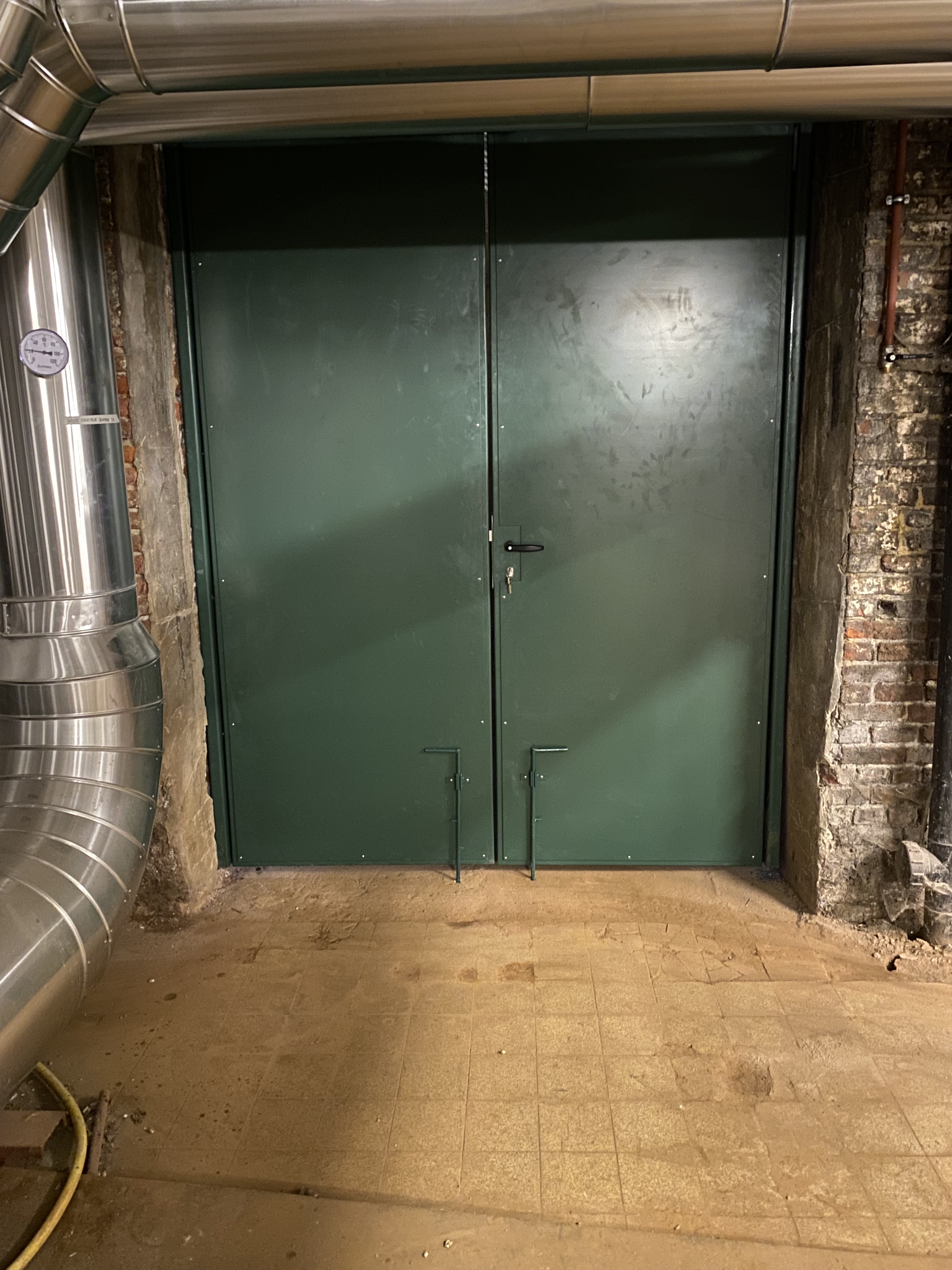 Porte en acier à deux vantaux et panneaux pleins de couleur verte
